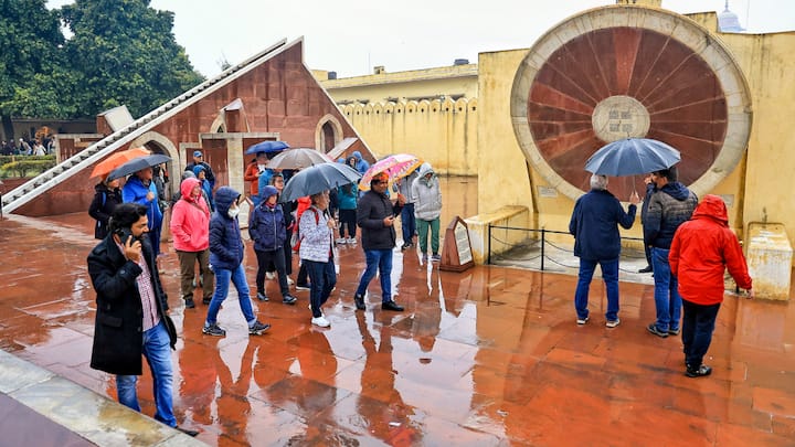 Rajasthan Weather: राजस्थान में कड़ाके की सर्दी का कहर जारी है. यहां अनेक इलाकों में सोमवार (13 जनवरी) की सुबह की शुरुआत घने कोहरे के बीच हुई.