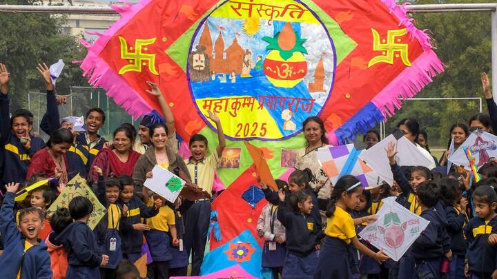 প্রয়াগে গঙ্গা, যমুনা আর সরস্বতীর সঙ্গমতটে প্রায় ৪ হাজার হেক্টর জমিকে ২৪টি সেক্টরে ভাগ করা হয়েছে। প্রায় আড়াই হাজার সিসি ক্যামেরা বসিয়ে চলছে নজরদারি, তীর্থ পর্যটনে এই ভক্ত-সমুদ্র মন্থন করে বাড়তি উপার্জনের আশায় উজ্জীবিত প্রয়াগের মাঝিরা।