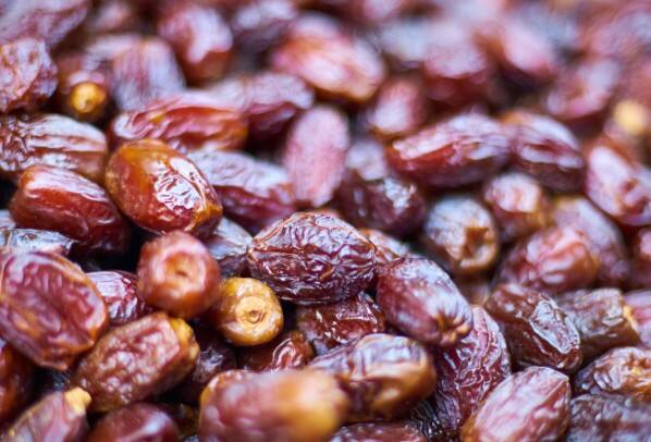 જો તમે શિયાળામાં થોડા દિવસો માટે પણ ખજૂરનું સેવન કરો છો, તો તે આપણા શરીર માટે ખૂબ જ ફાયદાકારક છે, કારણ કે ખજૂર એક ગરમ ફળ છે. આ ખાવાથી ઈન્સ્ટન્ટ એનર્જી મળે છે.