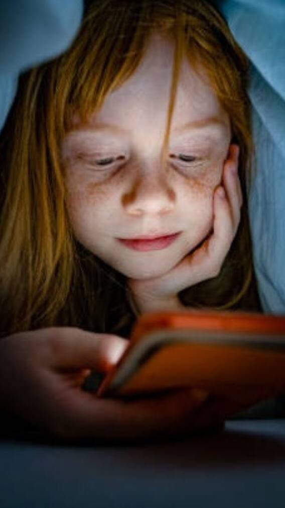 মোবাইলের নেশায় বুঁদ আপনার বাচ্চা, কীভাবে কাটাবেন আসক্তি?