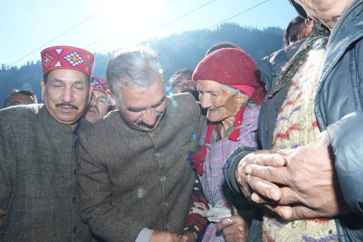 मुख्यमंत्री ने गांव में पक्की सड़क बनाने के लिए 75 लाख रुपये और गांव तक पहुंचने के लिए चार किलोमीटर सड़क की मरम्मत के लिए एक करोड़ रुपये देने की घोषणा भी की.