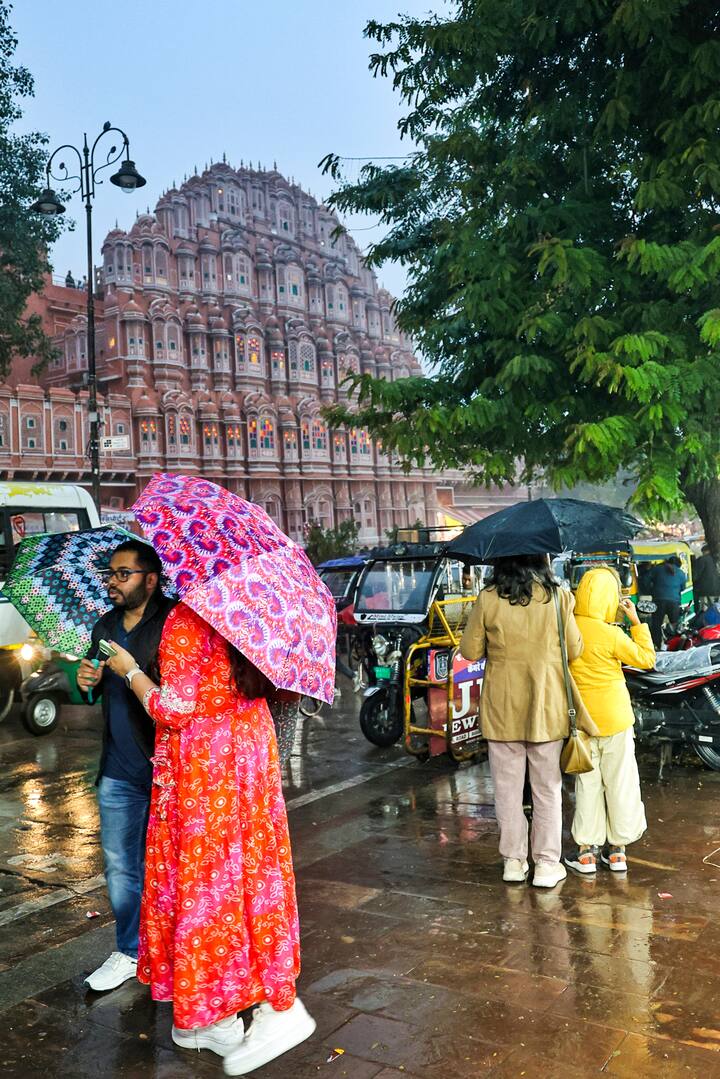 उन्होंने कहा, ''15 जनवरी को उदयपुर, अजमेर, कोटा, जयपुर और भरतपुर संभाग में गर्जन के साथ हल्की बारिश होने की संभावना है. 16 जनवरी को भी बारिश होगी.''