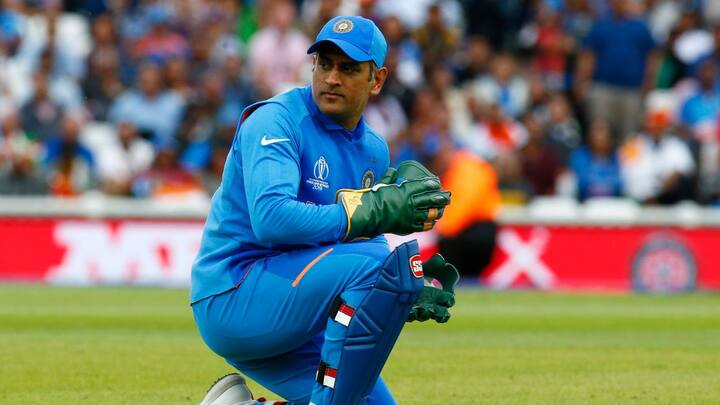 ধোনি বলেন, 'সৌরভ ভারতীয় ক্রিকেটের কিংবদন্তি অধিনায়কদের একজন। টেস্ট ম্যাচে সেদিন শেষবারের মতো মাঠে দাঁড়িয়েছিল।'