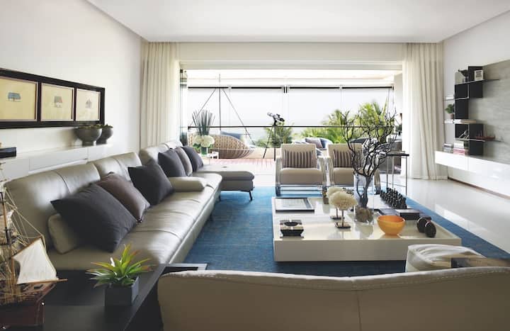 मुंबईतील पॉश वस्तीमध्ये हृतिक रोशनचं घर आहे. जुहू-वर्सोवा लिंक रोडवर हृतिक रोशनचा बंगला आहे. हृतिक रोशन दोन मुले आणि आई-वडिलांसह याच घरात राहतो.