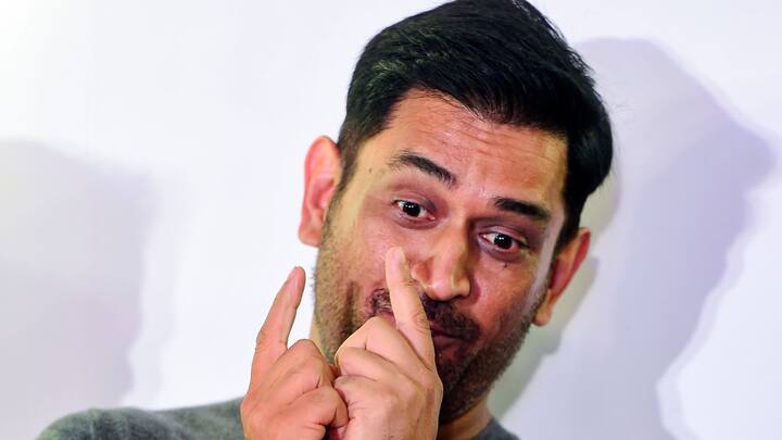 সেই ঘটনার প্রায় ১৬ বছর পর মুখ খুললেন ধোনি। একটি অনুষ্ঠানে তাঁকে জিজ্ঞেস করা হয়েছিল, কী ভাবনা থেকে তিনি নাগপুর টেস্টের শেষ দিকে সৌরভের হাতে নেতৃত্বের ব্যাটন তুলে দিয়েছিলেন?