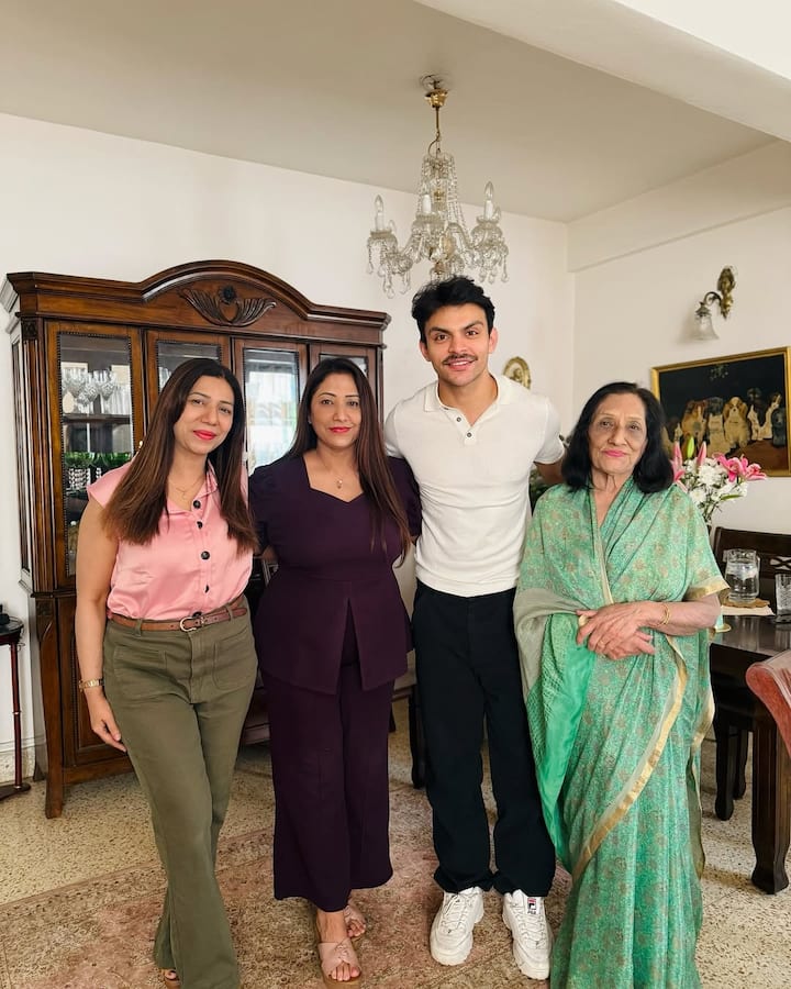 Veer met Mrs. Sundari Devayya, the 90-year-old wife of Squadron Leader Devayya, and their daughters Smitha and Preetha in Bengaluru.