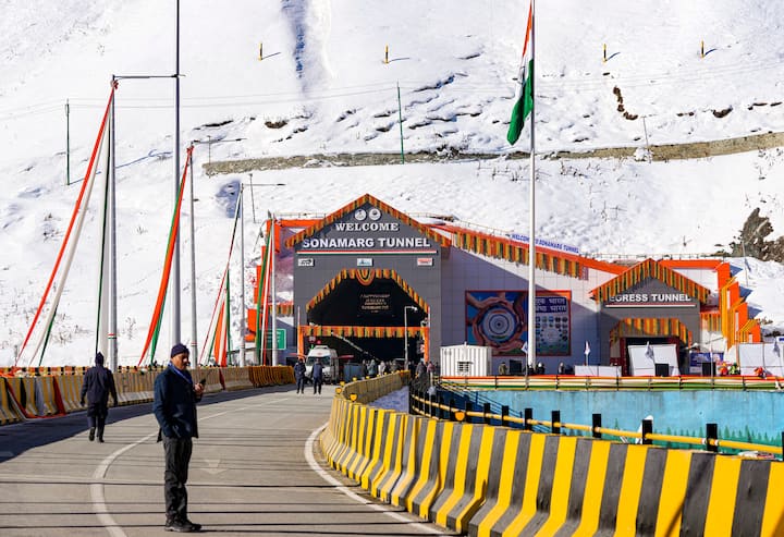 বহুদিন আগেই সীমান্তে পরিকাঠামো নির্মাণে জোর দিচ্ছিল চিন। তাই দেরি না করে সেনাবাহিনীর যোগাযোগের পথ সুগম করতে ভারতও পিছিয়ে থাকল না। জম্মু ও কাশ্মীরের গান্দেরওয়াল জেলায় ৬.৫ কিলোমিটার দীর্ঘ জেড-মোর টানেল তারই দৃষ্টান্ত স্থাপন করল।