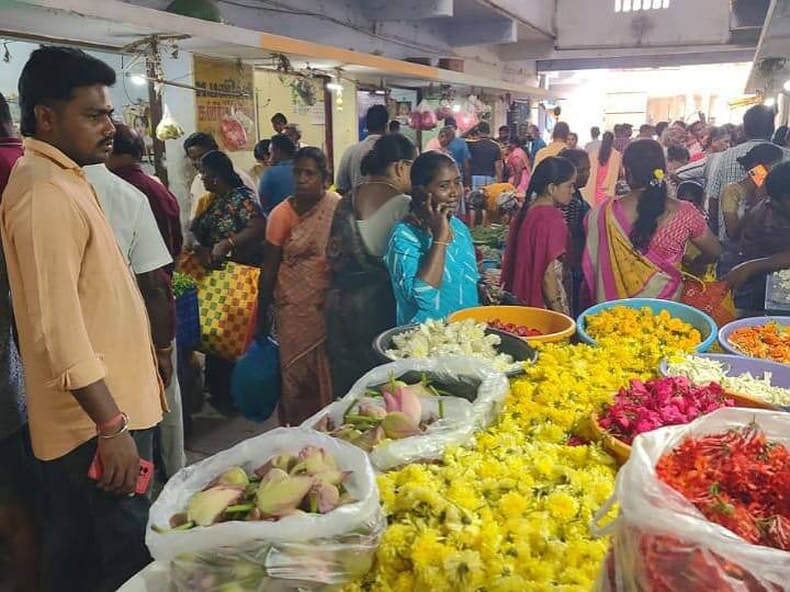 பொங்கலை முன்னிட்டு கரூரில் பூக்கள், வாழைத்தார் விலை கிடு கிடுவென உயர்வு