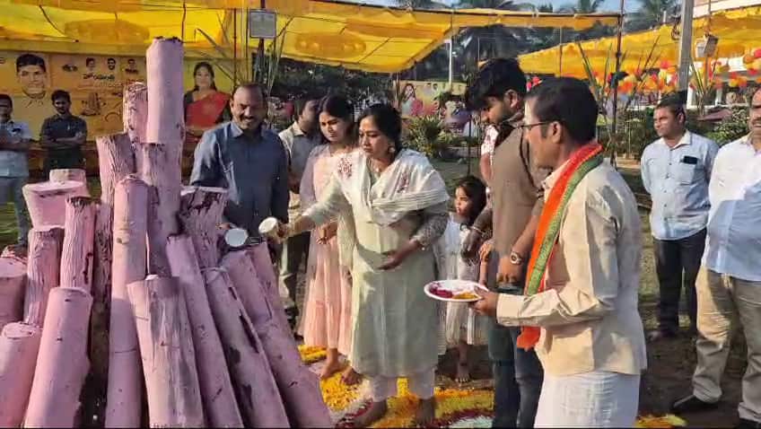 Vangalapudi Anitha Bhogi Celebrationa: భోగి వేడుకల్లో పాల్గొన్న వంగలపూడి అనిత, కూతురితో పోటీపడి మరీ డ్రమ్స్ వాయిస్తూ సందడి