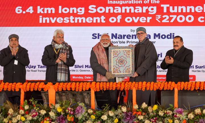 जम्मू-कश्मीर के सोनमर्ग इलाके में 6.5 किलोमीटर लंबी जेड-मोड़ सुरंग रणनीतिक रूप से महत्वपूर्ण है. जेड-मोड़ सुरंग के निर्माण पर 2,716.90 करोड़ रुपये की लागत आई है. जेड-मोड़ सुरंग पर काम मई 2015 में शुरू हुआ था और इसके 2016-17 तक पूरा होने की उम्मीद जताई गई थी. हालांकि, इसका काम लगभग एक दशक में पूरा हो पाया.