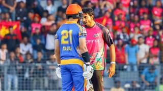 BPL 2025: मैच के दौरान मारपीट पर उतर आए दो खिलाड़ी, देखें क्यों नवाज से भिड़ गए साकिब