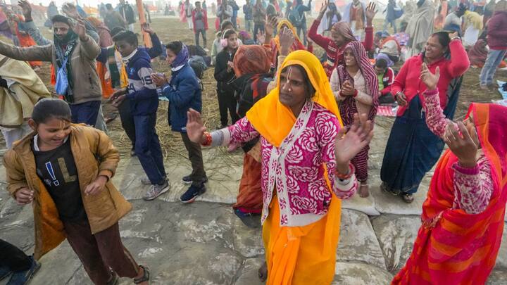 বিশ্বের বৃহত্তম ধর্মীয় সমাবেশ প্রয়াগে জলপথে পুলিশের নজরদারি। ইনট্যাঞ্জিবল কালচারাল হেরিটেজের তকমা পাওয়া কুম্ভমেলাকে ঘিরে সাজো সাজো রব।