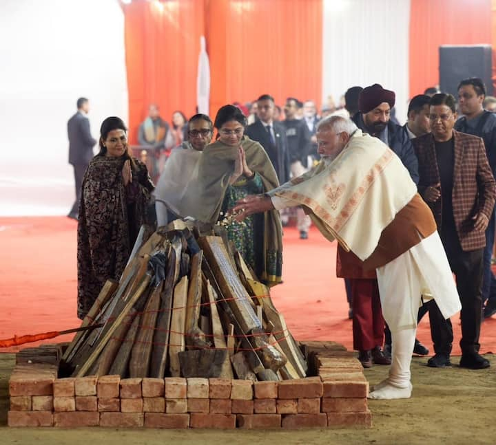 In addition to Sankranti, Modi also attended Lohri celebrations in Naraina Village, Delhi, where he lit the sacred fire of Lohri. (Photo: X/@narendramodi)