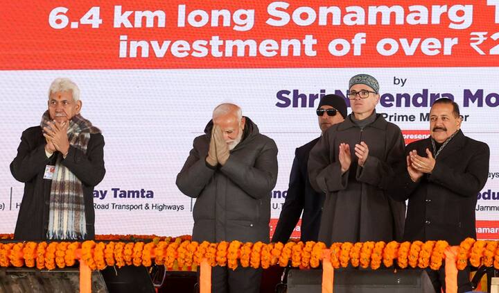 मंच से सीएम उमर अब्दुल्ला ने जैसे ही राज्य का दर्जा बहाल करने वाली टिप्पणी की, वहां मौजूद लोगों ने तालियों से इसका स्वागत किया.