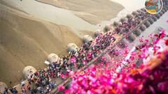 महाकुंभ में आए श्रद्धालुओं पर बरसे पुष्प, आसमान से हुआ श्रद्धा का अभिनंदन, देखें तस्वीरें