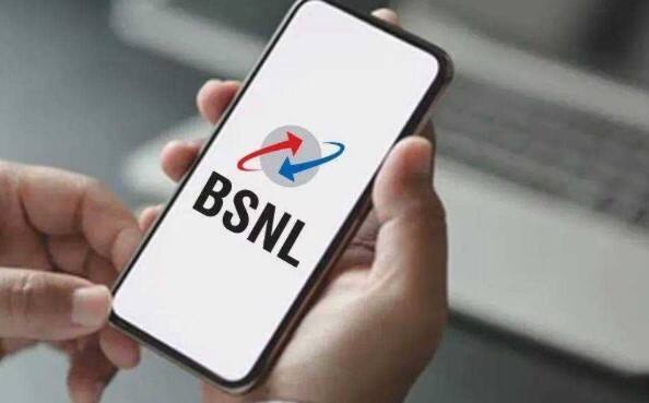 BSNLનો ₹2399નો પ્લાન: BSNLનો ₹2399નો પ્લાન 425 દિવસની માન્યતા સાથે આવે છે અને 395 દિવસ માટે અમર્યાદિત વૉઇસ કૉલ્સ, 2GB દૈનિક ડેટા અને 100 SMS/દિવસ ઑફર કરે છે.