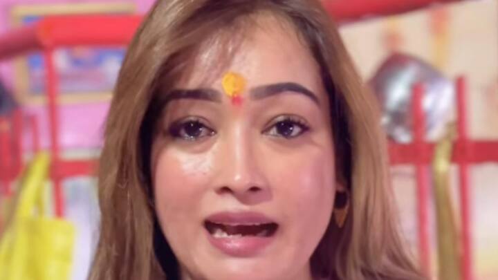 इस बीच एक महिला की तस्वीरें जमकर वायरल हो रहीं हैं. इन तस्वीरों में वह साध्वी का भेष धारण किये हुए हैं. उनको लेकर तमाम किस्म की अटकलें लगाई जा रहीं हैं. सोशल मीडिया पर भी उनकी तस्वीरों को लेकर कई चर्चाएं हुईं.