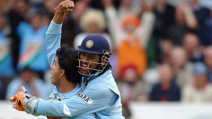 ধোনি বলেছেন, '১৫-২০ মিনিটের জন্য হলেও, আমার মতে সেটাই ছিল আমার পক্ষে সৌরভকে দেওয়া সবচেয়ে ভাল বিদায়ী উপহার।' ধোনির সেই উদ্যোগ ভারতীয় ক্রিকেটে অমর হয়ে রয়েছে। ছবি - গেটি ইমেজেস ও পিটিআই