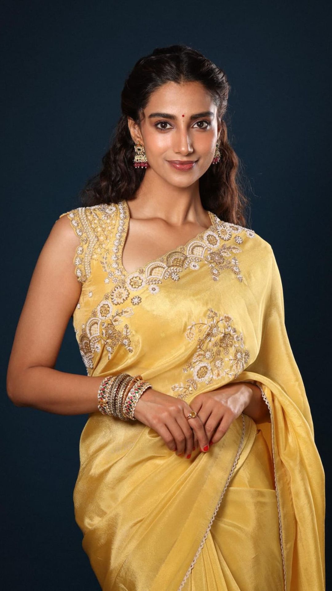 மீனாட்சி சவுத்ரி ஹரியானாவில் உள்ள பஞ்ச்குலாவில் பிறந்தவர்.