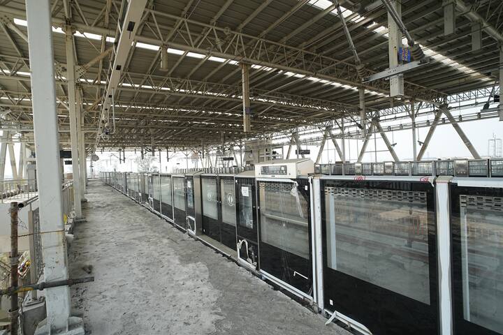 इसके लिए 3 भूमिगत स्टेशन समेत कुल 13 स्टेशन बनाए जा रहे हैं, जिनके नाम मेरठ साउथ, परतापुर, रिठानी, शताब्दी नगर, ब्रह्मपुरी, मेरठ सेंट्रल, भैंसाली, बेगमपुल, एमईएस कॉलोनी, दौरली, मेरठ नॉर्थ, मोदीपुरम और मोदीपुरम डिपो हैं.