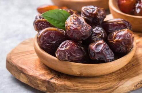 ઠંડીના દિવસોમાં ખજૂર અને દૂધનું એકસાથે સેવન કરવામાં આવે છે. તેથી આ તમારા શરીર માટે ખૂબ જ ફાયદાકારક સાબિત થશે. જો તમે દરરોજ ખજૂરનું સેવન કરો છો તો થોડા સમયમાં જ શરીરમાં ફેરફાર જોવા મળશે.