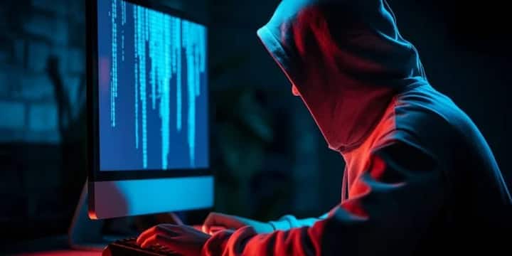 भारतीय रिजर्व बैंक (RBI) के दिशानिर्देशों के अनुसार, अगर ग्राहक की गलती नहीं है और शिकायत 24 घंटे के भीतर दर्ज होती है, तो पैसे वापस मिलने की संभावना अधिक रहती है.