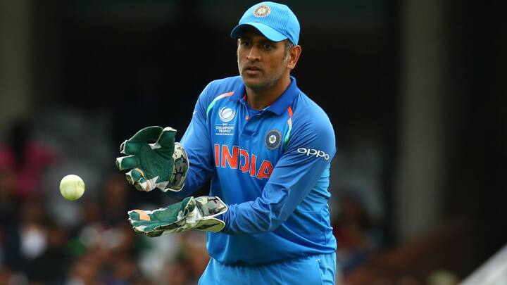 সেই টেস্টে ভারতীয় দলের অধিনায়ক ছিলেন মহেন্দ্র সিংহ ধোনি। ম্যাচে ধোনির একটি পদক্ষেপ মন জিতে নিয়েছিল ক্রিকেটপ্রেমীদের।