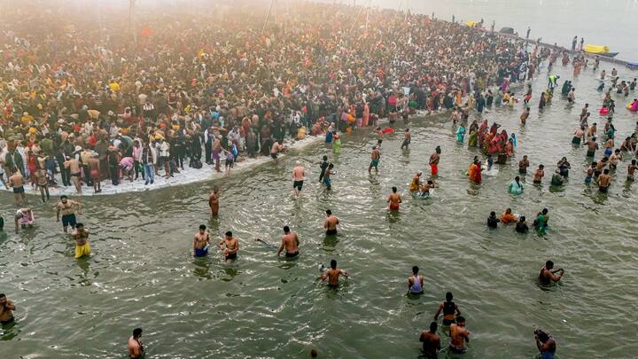 কথায় কথায় বারবার চলে আসে কুম্ভের সঙ্গে গঙ্গাসাগরের তুলনা। কিন্তু চরিত্রগত দিক থেকে দুই মেলা পুরোপুরি আলাদা। হরিদ্বার, প্রয়াগ বা উজ্জয়িনী, কুম্ভমেলা সব সময়ই হয় মূল ভূখণ্ডে। আর গঙ্গাসাগর মূল ভূখণ্ডের বাইরে এক প্রান্তিক দ্বীপ।