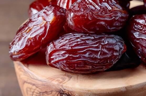 ખજૂર તમારા શરીરમાં પોષણ પૂર્ણ કરવામાં પણ મદદ કરે છે. કારણ કે ખજૂરમાં વિટામિન C, A, B3, B1, B2, B9, B5, B6 ઉપરાંત સેલેનિયમ, આયર્ન, લ્યુટીન, ઝેક્સાન્થિન, પોટેશિયમ, ફોસ્ફરસ, કેલ્શિયમ વગેરે જેવા પોષક તત્વો હોય છે.