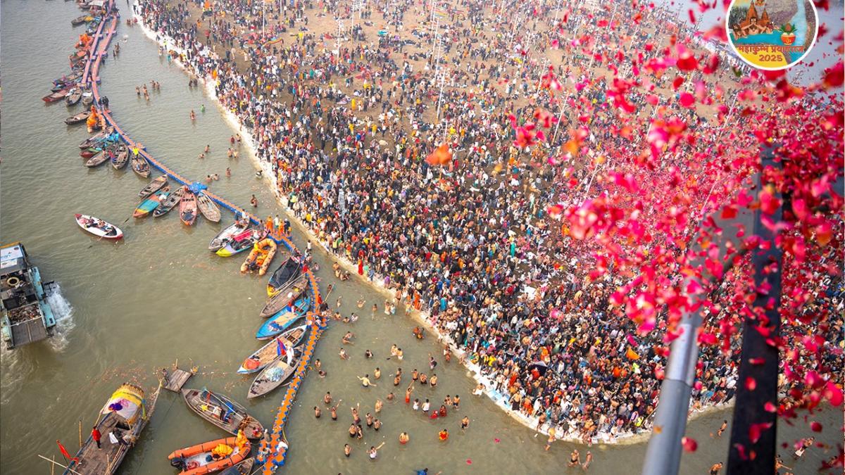 महाकुंभ में आए श्रद्धालुओं पर बरसे पुष्प, आसमान से हुआ श्रद्धा का अभिनंदन, देखें तस्वीरें