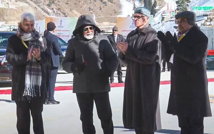 আগে এই অঞ্চলটি তুষারপাতের কারণে চার মাস বিচ্ছিন্ন থাকত। এখন শুধু সোনামার্গ নয়, দ্রাস এবং কার্গিলের মতো এলাকাগুলি এর মাধ্যমে যুক্ত থাকবে। এই এলাকার মানুষ দরিদ্র, কিন্তু এই টানেল এখন সারা বছর জীবিকার সুযোগ দেবে বলে দাবি করেছেন গড়করি।