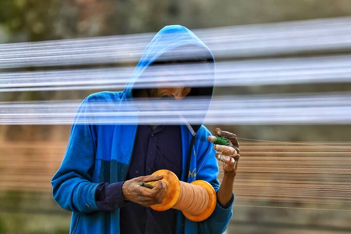 मौसम विभाग के निदेशक राधेश्याम शर्मा ने कहा, ''15-16 जनवरी को एक नया पश्चिमी विक्षोभ सक्रिय होगा. 13 और 14 जनवरी को राजस्थान में मौसम शुष्क रहेगा. 15-16 जनवरी को पूर्वी राजस्थान के कई इलाकों में फिर बारिश की गतिविधियां देखने को मिलेंगी.''