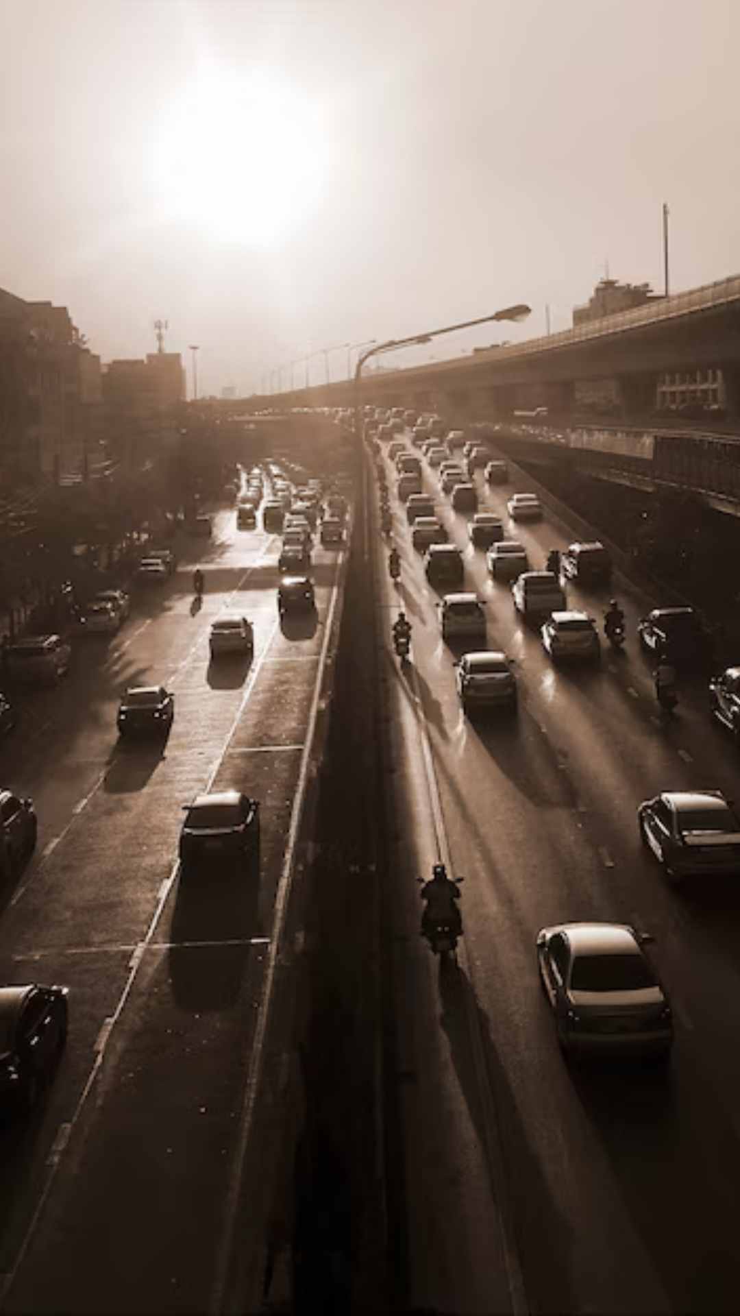 हाईवे पर ड्राइविंग करते वक्त कार का टायर प्रेशर कितना होना चाहिए?