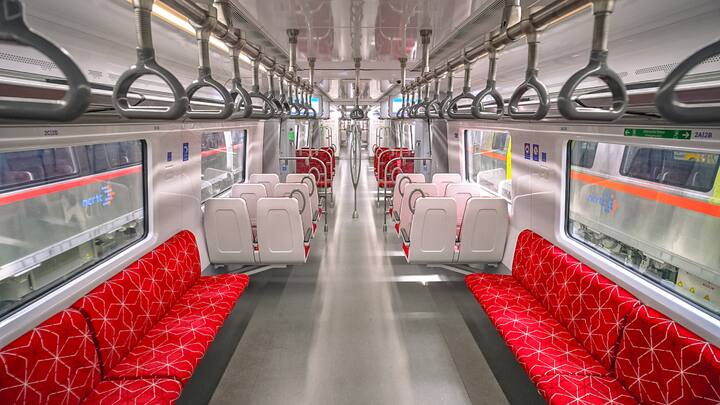 इनमें से 10 ट्रेनसेट दुहाई स्थित डिपो पहुंच चुके हैं. मेरठ मेट्रो के डिज़ाइन में यात्रियों के लिए अधिकतम आराम, सुरक्षा और संरक्षा को प्राथमिकता दी गई है. ट्रेनें वातानुकूलित हैं, जिनमें एर्गोनॉमिक रूप से डिजाइन की गई 2x2 ट्रांसवर्स और लंबवत (लांगिट्यूडनली) बैठने की व्यवस्था है.