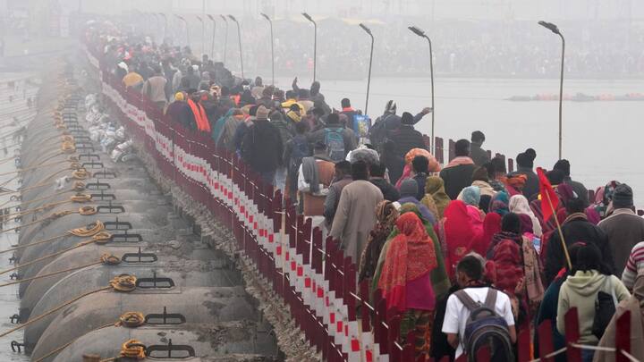 உத்தரபிரதேச மாநிலம் பிரயாக்ராஜில் 12 ஆண்டுகளுக்கு ஒருமுறை , மகா கும்பமேளா பிரமாண்டமாக நடைபெறும். இந்த ஆன்மீக கொண்டாட்ட நிகழ்வில் துறவிகள், ஆண்கள் , பெண்கள், குழந்தைகள், பண்டிதர்கள் மற்றும் பலரும் பங்கேற்று நீராடுவர்.