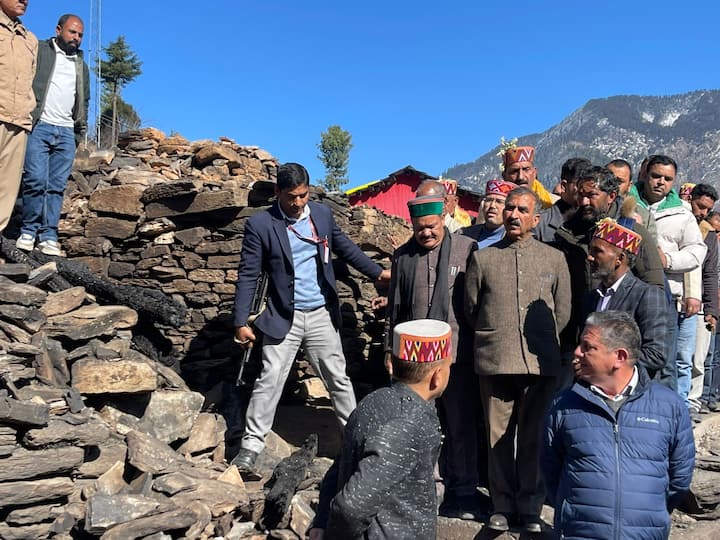 साथ ही जिन घरों का सामान जल गया है, उन घरों के लिए जरूरत के मुताबिक सामान, बर्तन और कपड़े उपलब्ध कराने को भी कहा.