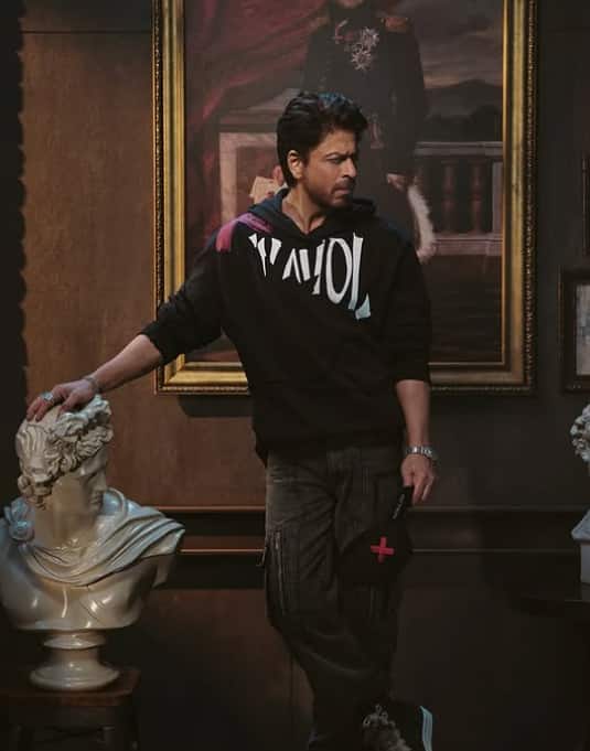 मैशेबल इंडिया के साथ एक पुरानी बातचीत में, रितेश ने शाहरुख खान को एक मोबाइल फोन गिफ्ट करने का एक किस्सा भी शेयर किया था. उस दौरान भारत में आईफोन नया नया आया था और आसानी से ये मार्केट में अवेलेबल नहीं था. उन्होंने बताया था कि  उस समय उन्होंने किसी तरह विदेश से दो आईफोन खरीदे थे. जिनमें से एक उन्होंने शाहरुख खान को गिफ्ट किया था.