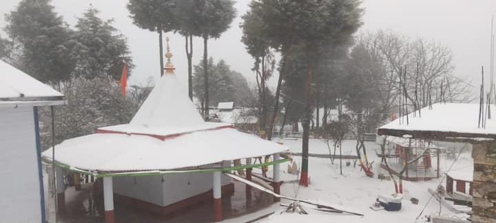 प्रदेश के कुमाऊं मंडल और गढ़वाल के ऊंचे पहाड़ी इलाकों में बर्फबारी होने से होटल रेस्टोरेंट व्यवसाय, नाव चालक, टैक्सी कारोबारी सहित अन्य पर्यटन कारोबारियों के चेहरे खिल उठे हैं.