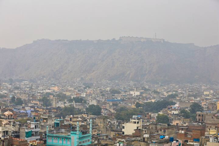 पश्चिमी राजस्थान में मौसम शुष्क रहा. अनेक इलाकों में घना कोहरा छाया रहा. सर्द हवाओं के चलते इस दौरान कई जगह शीत दिन और अति शीत दिन दर्ज किया गया.