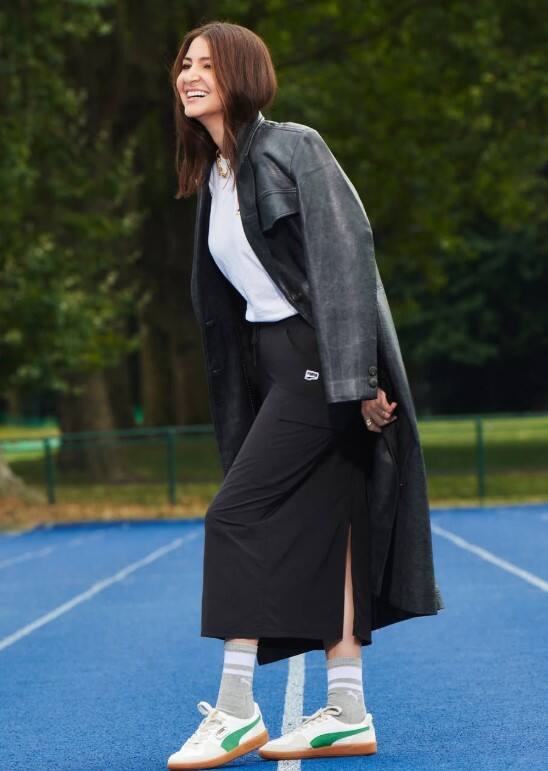 ਬਾਲੀਵੁੱਡ ਦਾ ਖੇਡ ਜਗਤ ਨਾਲ ਬਹੁਤ ਪੁਰਾਣਾ ਸਬੰਧ ਰਿਹਾ ਹੈ। ਕਈ ਬੀ-ਟਾਊਨ ਅਭਿਨੇਤਰੀਆਂ ਨੇ ਮਸ਼ਹੂਰ ਕ੍ਰਿਕਟਰਾਂ ਨਾਲ ਵਿਆਹ ਕਰਵਾਏ ਹਨ। ਇਸ ਸੂਚੀ ਵਿੱਚ ਸ਼ਰਮੀਲਾ ਟੈਗੋਰ ਤੋਂ ਲੈ ਕੇ ਅਨੁਸ਼ਕਾ ਸ਼ਰਮਾ ਤੱਕ ਹਰ ਕੋਈ ਸ਼ਾਮਲ ਹੈ। ਅਨੁਸ਼ਕਾ ਅਤੇ ਵਿਰਾਟ ਕੋਹਲੀ ਨੇ ਸੈਟਲ ਹੋਣ ਤੋਂ ਪਹਿਲਾਂ ਸਾਲਾਂ ਤੱਕ ਇੱਕ ਦੂਜੇ ਨੂੰ ਡੇਟ ਕੀਤਾ। ਦੋਵਾਂ ਦੇ ਰਿਸ਼ਤੇ ਵਿੱਚ ਆਉਣ ਤੋਂ ਪਹਿਲਾਂ, ਉਨ੍ਹਾਂ ਦੇ ਨਾਮ ਕਈ ਹੋਰਾਂ ਨਾਲ ਜੁੜੇ ਹੋਏ ਸਨ।