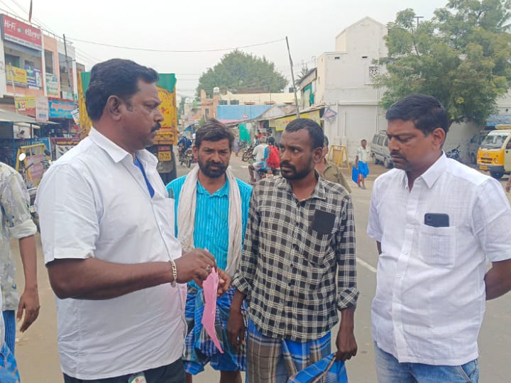 மண் கடத்தி வருவதாக லாரியை சிறைப்பிடித்த ஊர் மக்கள் - கரூரில் பரபரப்பு
