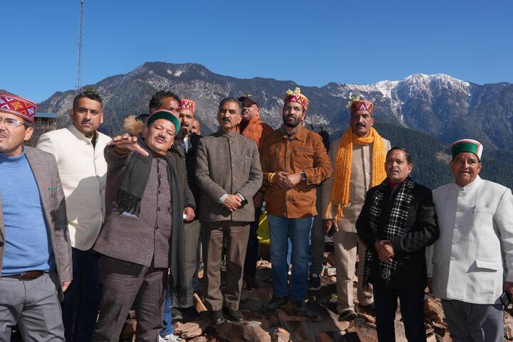 मुख्यमंत्री सुखविंदर सिंह सुक्खू ने पूरी तरह जलकर खाक हुए घरों के निर्माण के लिए सात लाख रुपये की सहायता राशि, मुफ्त बिजली और पानी का कनेक्शन, घर बनाने के लिए नियमानुसार लकड़ी मुहैया करवाने के निर्देश दिए हैं.