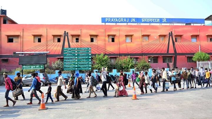 बता दें भारतीय रेलवे ने कुंभ आने वाले श्रद्धालुओं के लिए शेल्टन की भी व्यवस्था की है तो इसके अलावा रंगीन टिकट देने की व्यवस्था की है जिससे यात्रियों को ट्रेन, प्लैटफॉर्म और कुंभ में लेकर आश्रय स्थल तक पहुंचने में आसानी होगी.