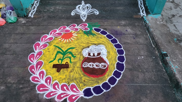 பொங்கல் பானையுடன் கூடிய கோலங்கள் பொங்கல் பண்டிகையை மேலும் அழகாகும்.