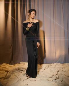 Rakul Preet Singh :  रकुलचा नवा अवतार; ऑफ शोल्डर शर्ट मध्ये दिसतेय खास!