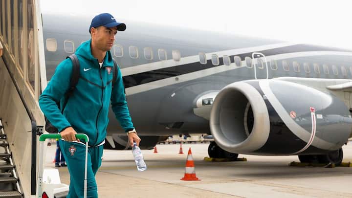 এছাড়াও প্রয়োজনীয় বিভিন্ন জিনিসপত্র যেমন ওয়াই-ফাই, ইলেকট্রিক ওভেন, মাইক্রোওয়েভ, মাল্টিমিডিয়া সিস্টেম রয়েছে।