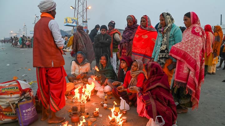 পুণ্যলাভের আশায় গঙ্গাসাগরে এসেছেন ভিনরাজ্যের পুণ্যার্থীরা। এসেছেন বিদেশি পর্যটকরাও। গৃহী থেকে শুরু করে সাধু-সন্ন্যাসী সকলেরই লক্ষ্য সাগরে ডুব দিয়ে মোক্ষ লাভ।