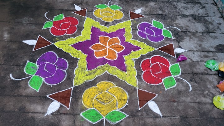 கோலம் போடுவதை விட அதற்கு வண்ணம் கொடுப்பது கோலத்தை மேலும் அழகாகும் 