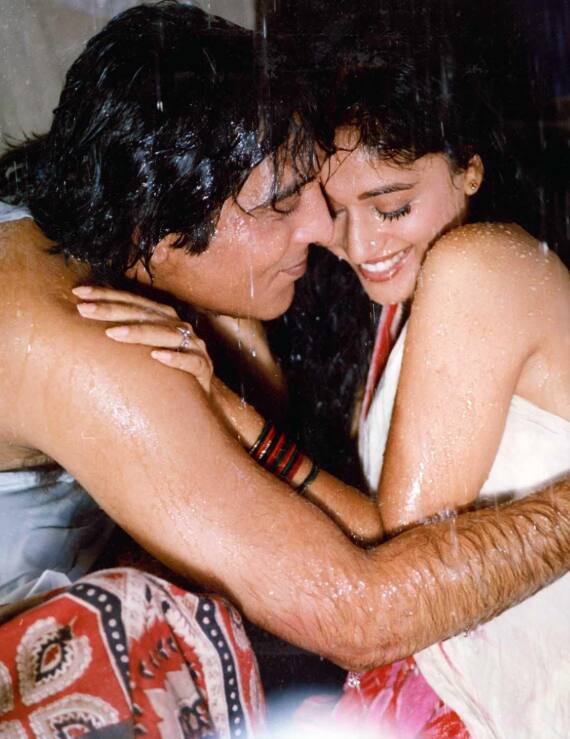 फिल्म दयावान में विनोद खन्ना और माधुरी दीक्षित का रोमांटिक सीन काफी विवादों में रहा था. इस सीन की शूटिंग के दौरान विनोद खन्ना अपने जज्बातों पर काबू नहीं रख पाए थे और उन्होंने माधुरी दीक्षित के होंठ पर काट लिया था.