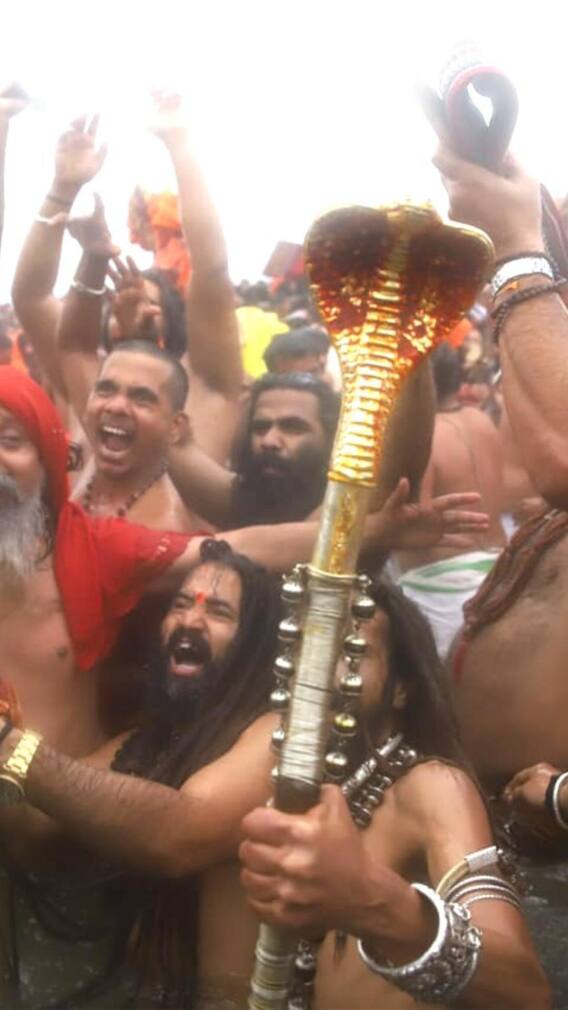 त्रिवेणी तट पर नागा साधुओं ने किया अमृत स्नान, बने का आकर्षण का केंद्र